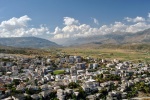 Gjirokastěr - Pohled na město a okolí