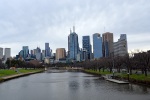 Pohled přes řeku Yarra na centrum Melbourne