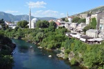 Řeka Neretva a Koski Mehmed-Pašova mešita v Mostaru