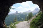 Lagazuoi - Pohled tunelem na Cinque Torri