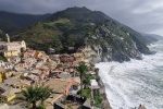Vesnice Vernazza a pobřeží z Castello Doria