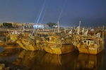 Lodě dhow večer v kuvajstském přístavu