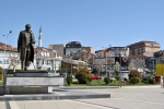 Centrum Prištiny se sochou Ibrahima Rugovi