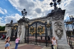 U brány Buckinhamského paláce
