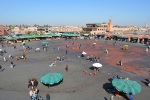Poloprázdné náměstí Jemaa El Fnaa dopoledne