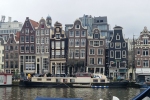 Ne příliš rovné nábřežní domy v Amsterdamu