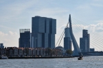 Erasmusbrug a budova DeRotterdam v Rotterdamu