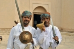 Nizwa - Ománští bojovníci v pevnosti