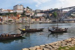 Lodě se sudy s portským vínem ve Vila Nova De Gaia