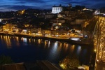 Pohled na večerní Porto z vyhlídky Miradouro Da Ribeira