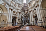 Interiér kostela Svaté Eucharistie ve Lvově