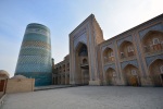 Medresa chána Muhamada Amina a nedostavený minaret Kalta Minor v Chivě
