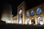 Medresa chána Muhamada Amina a minaret Kalta Minor v Chivě večer